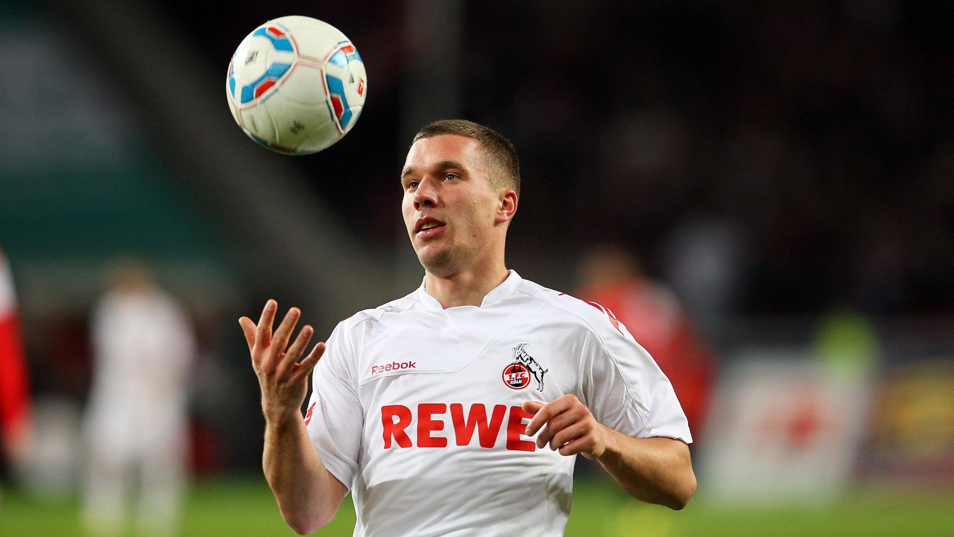 未来绿色智能足球场馆成为城市新地标，科技与绿色融合，智能足球场设备采购